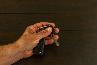 SAMO SEKUND NEPAŽNJE I AUTO NESTAJE Lopovi za par sekundi mogu otključati vaš automobil, spasite ga od krađe pomoću ovog genijalnog trika!