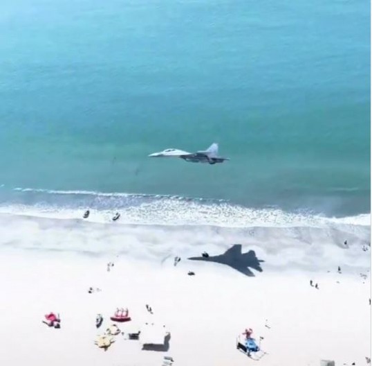 SNIMAK ZAPALIO MREŽE Kineski borbeni avion leteo tik iznad plaže, pogledajte šta je izveo pilot (VIDEO)