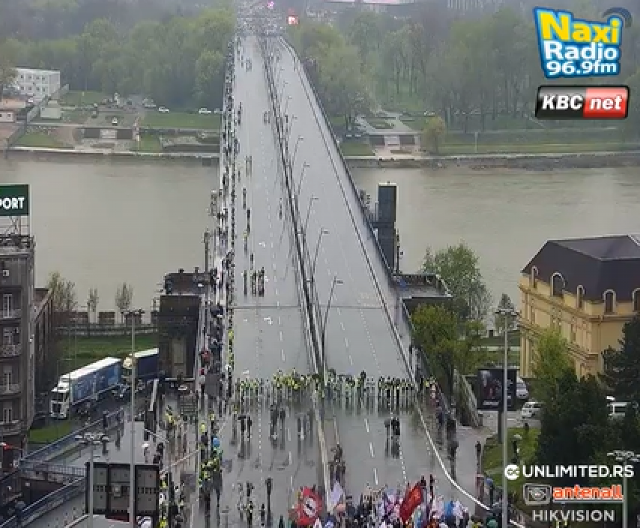 PROSVETARI ISTAKLI JEZIVI SIMBOL FAŠIZMA Narod zgranuto gleda šta rade nasred Brankovog mosta!