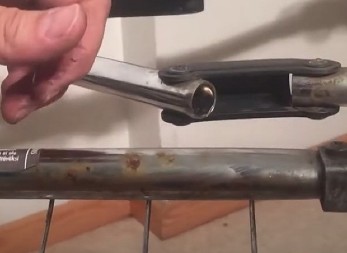 RĐA VAM UNIŠTAVA OMILJENE PREDMETE? Zaboravite na šmirglu i hemikalije, ovaj trik briše koroziju kao magijom! (VIDEO)