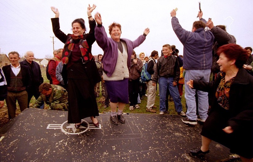 SLIKA KOJA JE OBIŠLA SVET Srbi igrali kolo na krilima srušenog F117A! To je bilo kao da smo na "Marakani"... (FOTO)