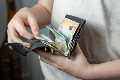 OVA 3 HOROSKOPSKA ZNAKA OČEKUJE FINANSIJSKI DOBITAK U DRUGOJ POLOVINI APRILA Biće para kao salate, nećete znati šta ćete sa njima, pametno ulažite