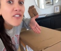 NA VRATA JOJ JE STIGAO NEOBIČAN PAKET Nije ni slutila kakvo iznenađenje je čeka od muža, šok! (VIDEO)