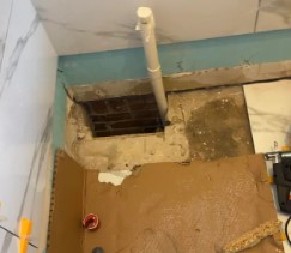 RENOVIRAO KUPATILO, A ONDA JE OTKRIO JEZIVU TAJNU Kada je srušio zid, ugledao je nešto što nikada neće zaboraviti! (VIDEO)