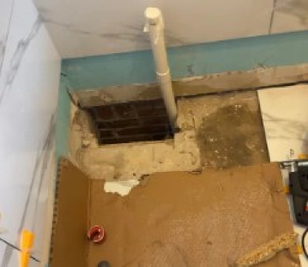 RENOVIRAO KUPATILO, A ONDA JE OTKRIO JEZIVU TAJNU Kada je srušio zid, ugledao je nešto što nikada neće zaboraviti! (VIDEO)