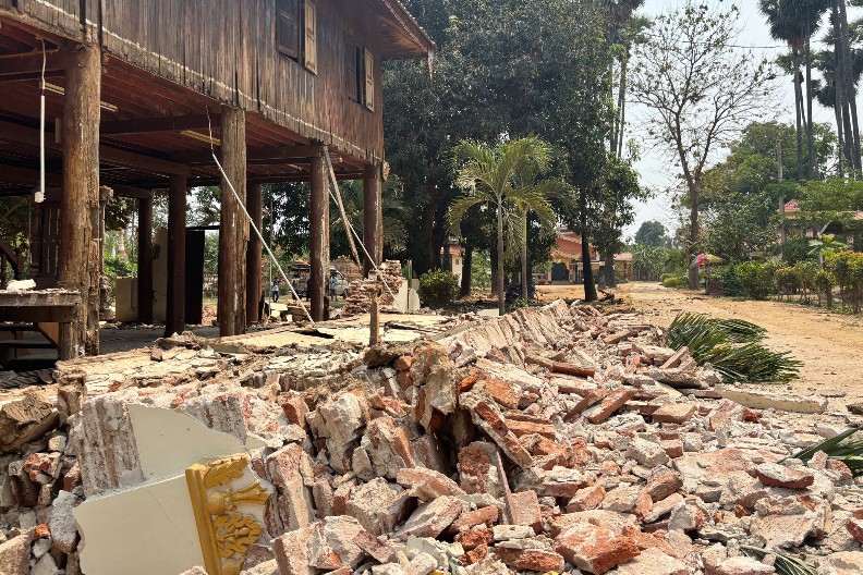 43 RADNIKA ZAROBLJENA U URUŠENOM NEBODERU! Srušena 30-spratnica nakon zemljotresa u Mjanmaru (FOTO)