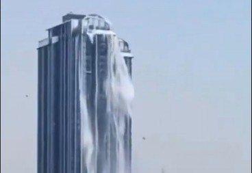 PUKAO INFINITI BAZEN NA KROVU Tone vode se sliva niz soliter (VIDEO)