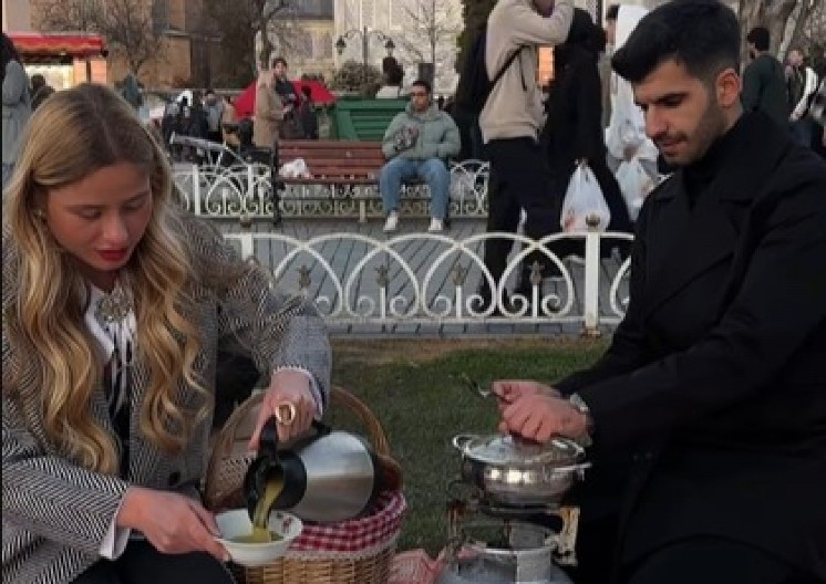 SRPKINJA ANĐELIJA POSTILA RAMAZAN Iftarila u parku ispred Aja Sofije, jednu stvar neće zaboraviti dok je živa! (VIDEO)