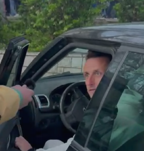 "ZANIMLJIVO MI JE" Ovo je profesor koji predvodi proteste u Lazarevcu, organizuje zbor i blokadu gimnazije (VIDEO)