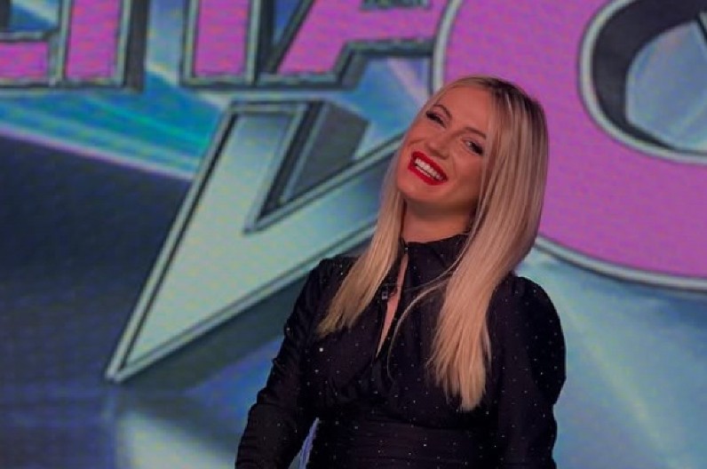 PODIGLA MAJICU, A ISPOD... Milica Veličković ne prestaje sa golišavim izdanjima, Veličkovićeva se skinula i pokazala čime raspolaže (FOTO)