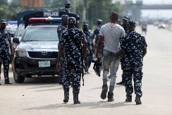 ŠESTORO MRTVIH NA PROTESTU Vojska otvorila vatru na ekstremiste, HAOS u prestonici Nigerije