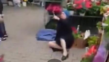 JEZIVO NASILJE BLOKADERA U NOVOM SADU: Bacili na zemlju stariju gospođu (VIDEO)