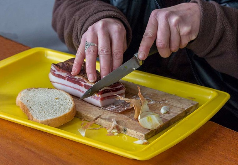 ŠTA SE DEŠAVA U TELU AKO SVAKODNEVNO JEDEMO SLANINU I LUK? Stručnjak otkriva zanimljiv odgovor