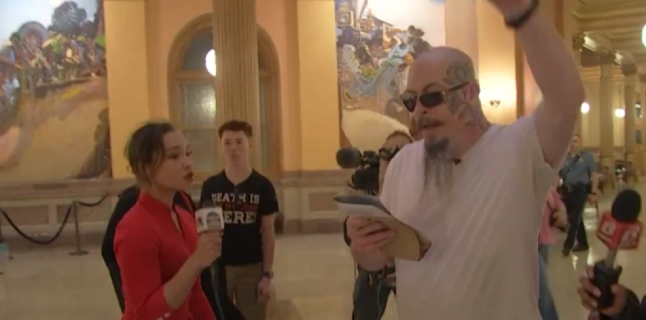 SATANISTI I HRIŠĆANI SE POTUKLI U SKUPŠTINI! Zabrinjavajući incident u Kanzasu (VIDEO)