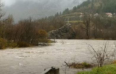 Zbog poplava obustavljen saobraćaj na pojedinim putevima u Republici Srpskoj