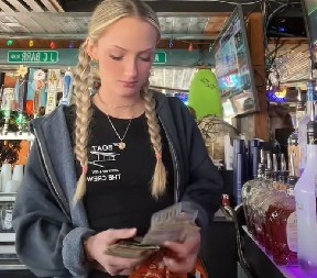 KONOBARICA DOBILA SKORO STO HILJADA DINARA BAKŠIŠA Mušterija je imala samo jedan uslov, kad je čula šta traži od nje, zaprepastila se! (VIDEO)