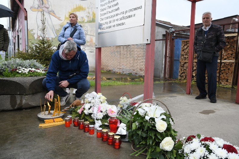 "NOVI SAD IH NIKAD NEĆE ZABORAVITI" Obeležena 13. godišnjica tragedije u diskoteci "Kontrast" (FOTO)