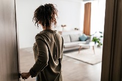 KRENULI STE PO NEŠTO, UŠLI U SOBU, A NE ZNATE ZAŠTO  Evo zbog čega vam se ovo događa i da li ima razloga za brigu