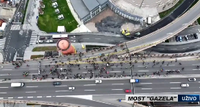 IZ VAZDUHA SNIMLJEN TEROR MANJINE NAD VEĆINOM Gledajte samo koliko njih blokira ceo grad (FOTO)