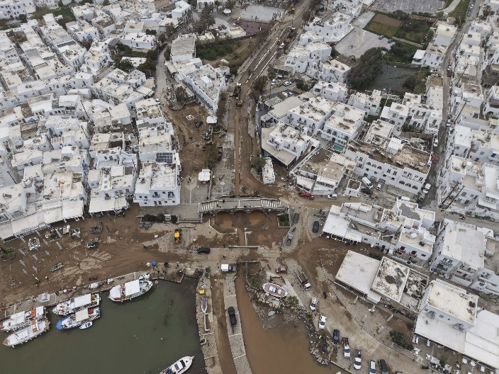 RAZORENA OMILJENA SRPSKA LETOVALIŠTA! Orkanski vetrovi čupali drveće, bujica nosila automobile, najgore je na Kritu! (FOTO/VIDEO)
