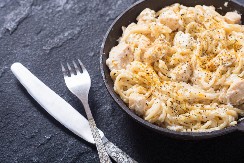 PILEĆA KARBONARA Italijanski specijalitet u savršenom spoju ukusa, prste da poližete