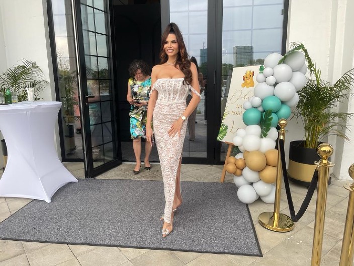 MANEKENKI DEMOLIRAN AUTOMOBIL Sve se desilo ispred njene zgrade, ovo su svi detalji!