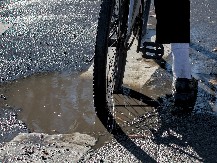 DA L' BELE ČARAPE, DA L' SVETLE PANTALONE, SVEJEDNO JE Evo kako da očistite odeću posle kiše, bare na ulici više neće biti problem