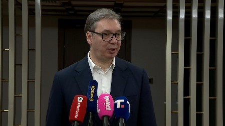 POSTOJI DILEMA IZMEĐU DVA MANDATARA Aleksandar Vučić iz Bugarske: "Jedan je stranački, a drugi je nestranački, sutra očekujem odluku" (VIDEO)