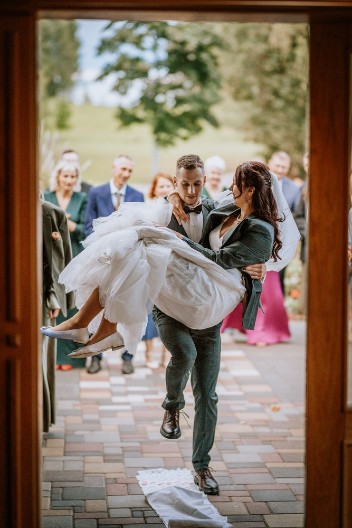 ZNATE LI ZAŠTO SE MLADA PRENOSI PREKO PRAGA Kad čujete razlog za ovaj starinski običaj, naježićete se od straha