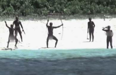 TURISTA POSETIO ZABRANJENO OSTRVO, PA GA UHAPSILI! Izolovanom plemenu darovao ''SMRTONOSNI'' poklon (FOTO)