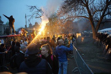 NASILNOJ OPOZICIJI NIŠTA NIJE SVETO! Ljudi, porodični domovi i traktori mete blokadera! POLICIJA SLEPA, A PRAVOSUĐE ĆUTI!