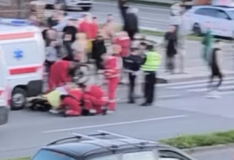 JEZIVA SCENA U NOVOM SADU: Sudar automobila i motocikla, čovek leži na asfaltu (VIDEO)