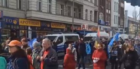 SKANDAL TRESE NEMAČKU! Srednjoškolci pevali nacističke pesme nasred trga, nastavnici nisu ni primetili