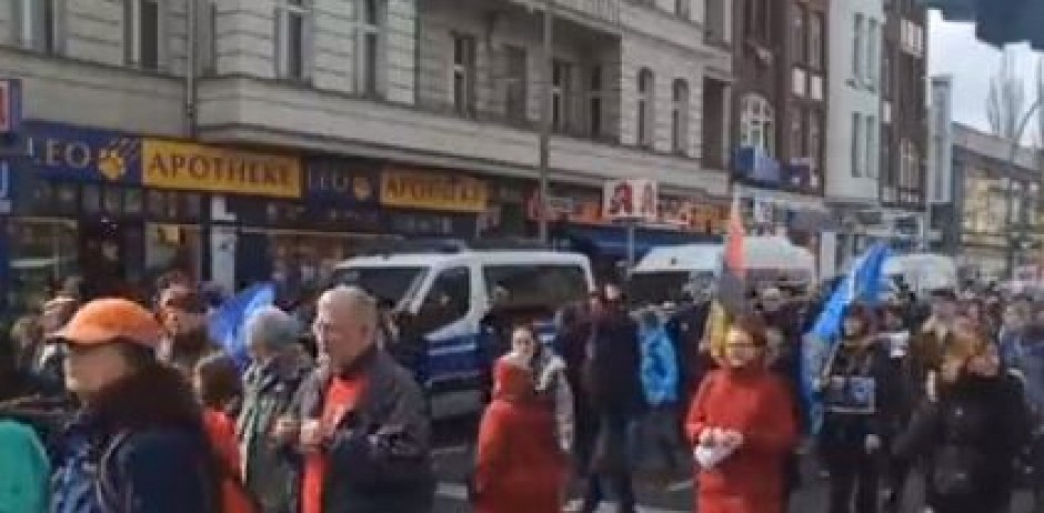 SKANDAL TRESE NEMAČKU! Srednjoškolci pevali nacističke pesme nasred trga, nastavnici nisu ni primetili