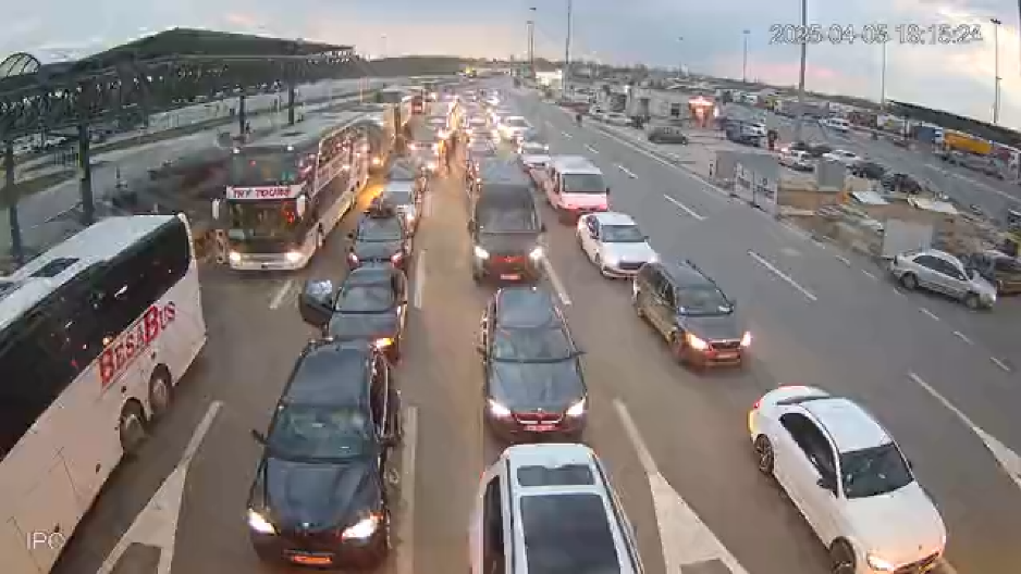 OBAVEŠTENJE ZA VOZAČE!  Na ovom graničnom prelazu automobili čekaju tri sata!