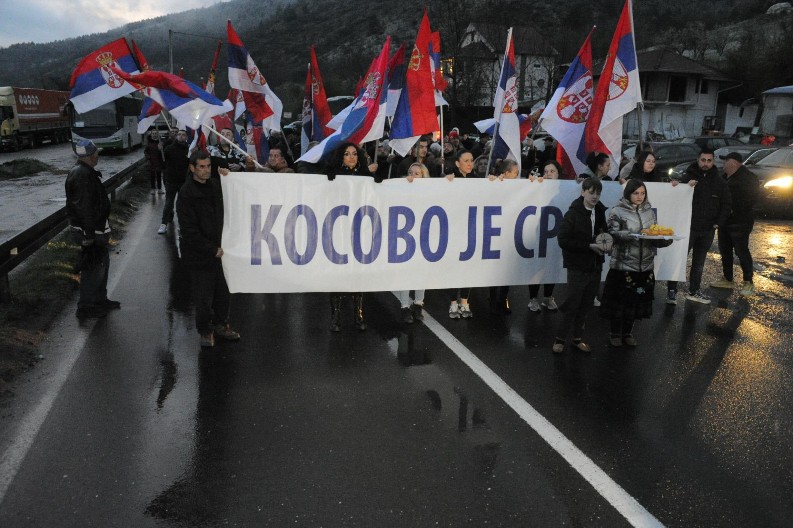 UPRKOS KIŠI, SNEGU I POVREDAMA, SRBI SA KOSMETA NASTAVLJAJU PUT BEOGRADA, STIGLI DO UŠĆA Dočekani uz aplauz,  zastave Srbije i ovacije (FOTO)