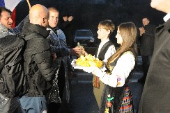 EMOTIVNO! Video koji nijednog Srbina neće ostaviti ravnodušnim: Srbi koji pešače za Beograd i scena koja slama srca (VIDEO)