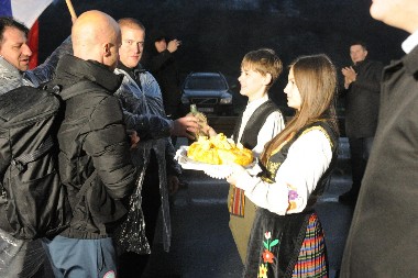 EMOTIVNO! Video koji nijednog Srbina neće ostaviti ravnodušnim: Srbi koji pešače za Beograd i scena koja slama srca (VIDEO)