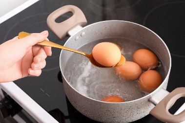 KAD KUVATE JAJA, DODAJTE U VODU 1 SASTOJAK Tada neće popucati i oljuštiće se bez problema!