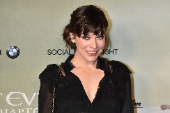 OVO JE MLAĐI BRAT MILE JOVOVIĆ: I on ima srpsko ime, uopšte ne liči na sestru, a evo čime se bavi