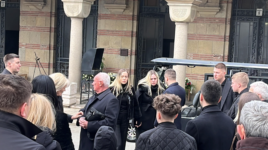 ĆERKE SLOMLJENE OD BOLA Jedva stoje na nogama, prijatelji im pružaju podršku, bolne scene na Rutovićevoj sahrani