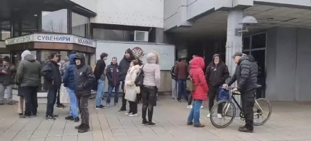 OKUPILA SE ŠAKA JADA BLOKADERA: Došli da blokiraju skupštinu grada Valjeva! (FOTO)