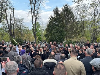 SAHRANJEN ŽELJKO RUTOVIĆ Sin čvrsto drži krst, ćerka u suzama sa njegovom slikom (VIDEO)