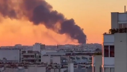 VELIKI POŽAR U PARIZU Vatra divljala među zgradama, nad gradom se nadvio crni gusti dim! (FOTO/VIDEO)