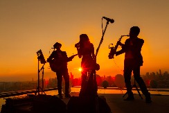 POMIRILI SE POZNATI PEVAČ I PEVAČICA Nisu razgovarali više od 20 godina, a sada rešili da snime duet!