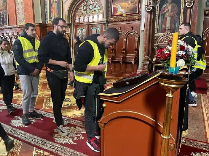 OSLONAC SVAKOG DRUŠTVA JE CRKVA Uz blagoslov Oca studenti nastavljaju svoj put ka Beogradu (FOTO)