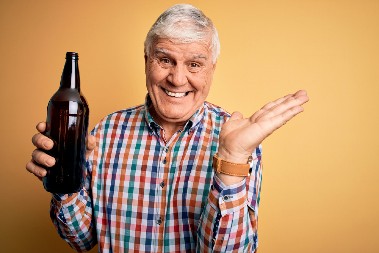 VIC DANA Ulazi u kafanu čikica od 65-70 godina i drekne...