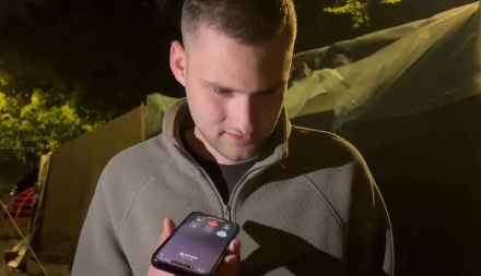 "JAKO MI NEDOSTAJU RODITELJI!" Studenta u Pionirskom parku pozvala majka usred interjvua, a on na ivici suza (VIDEO)