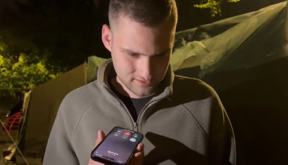 "JAKO MI NEDOSTAJU RODITELJI!" Studenta u Pionirskom parku pozvala majka usred interjvua, a on na ivici suza (VIDEO)