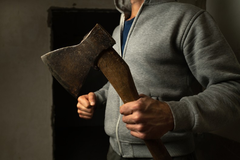 STRAVIČNO! PIJAN SEKIROM JURIO GAZDU KAFANE U OBRENOVCU Evo kako se branio pred policijom